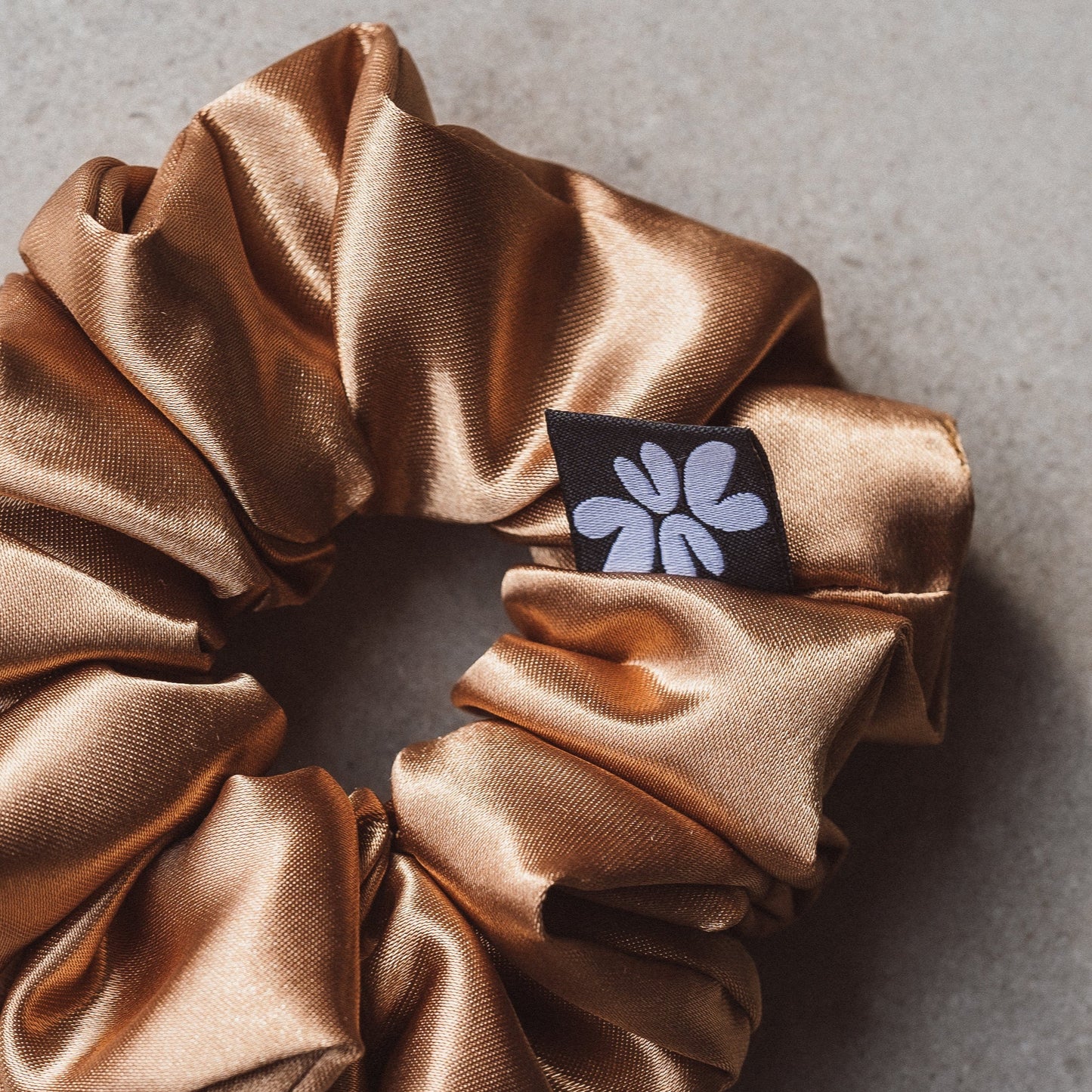 Small Scrunchies vonLina – kleine, schonende Haargummis. Ideal für dünnes Haar, Zöpfe, Half-Buns & Alltagsfrisuren. Stylisch, weich & haarschonend, bunt.