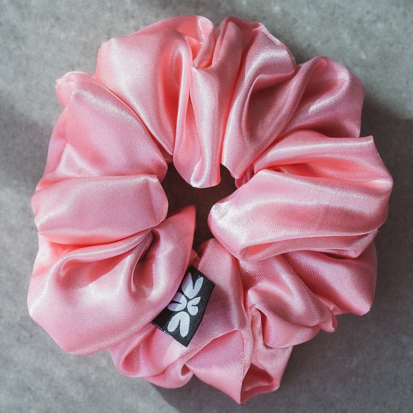 Small Scrunchies vonLina – kleine, schonende Haargummis. Ideal für dünnes Haar, Zöpfe, Half-Buns & Alltagsfrisuren. Stylisch, weich & haarschonend, bunt.