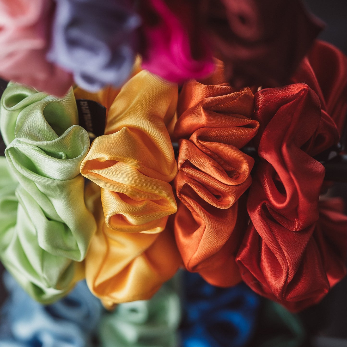 Small Scrunchies vonLina – kleine, schonende Haargummis. Ideal für dünnes Haar, Zöpfe, Half-Buns & Alltagsfrisuren. Stylisch, weich & haarschonend, bunt.