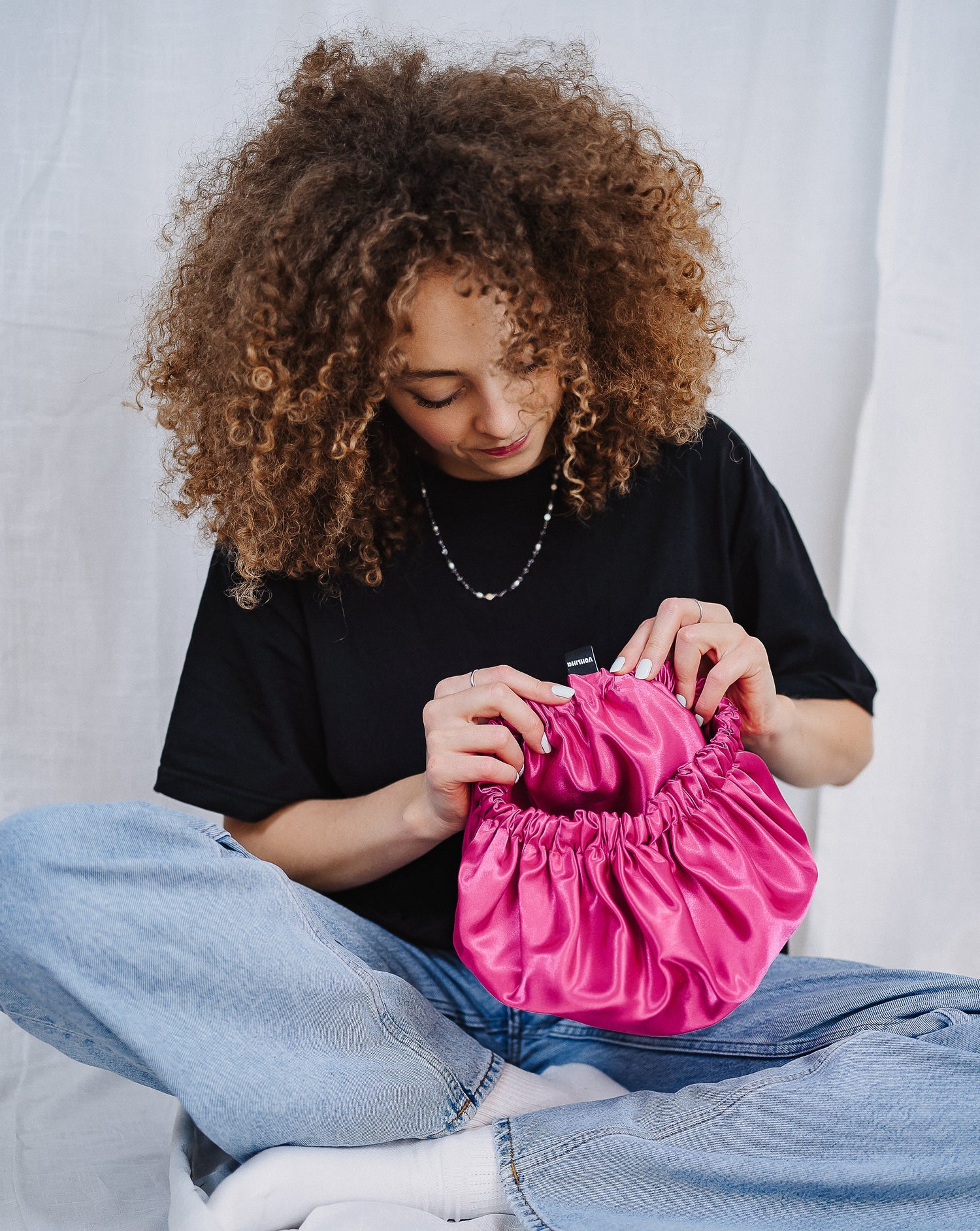 Lina schaut ihr Bonnet an