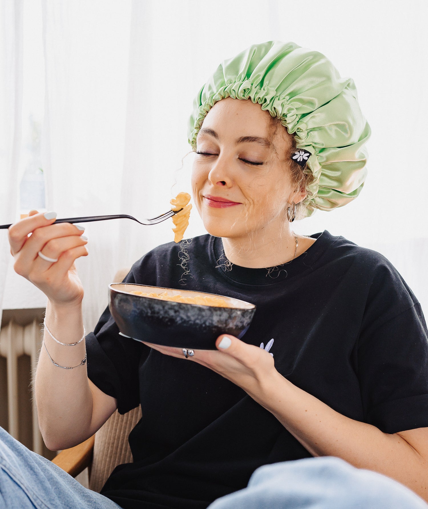 Lina guckt zufrieden und isst Nudeln