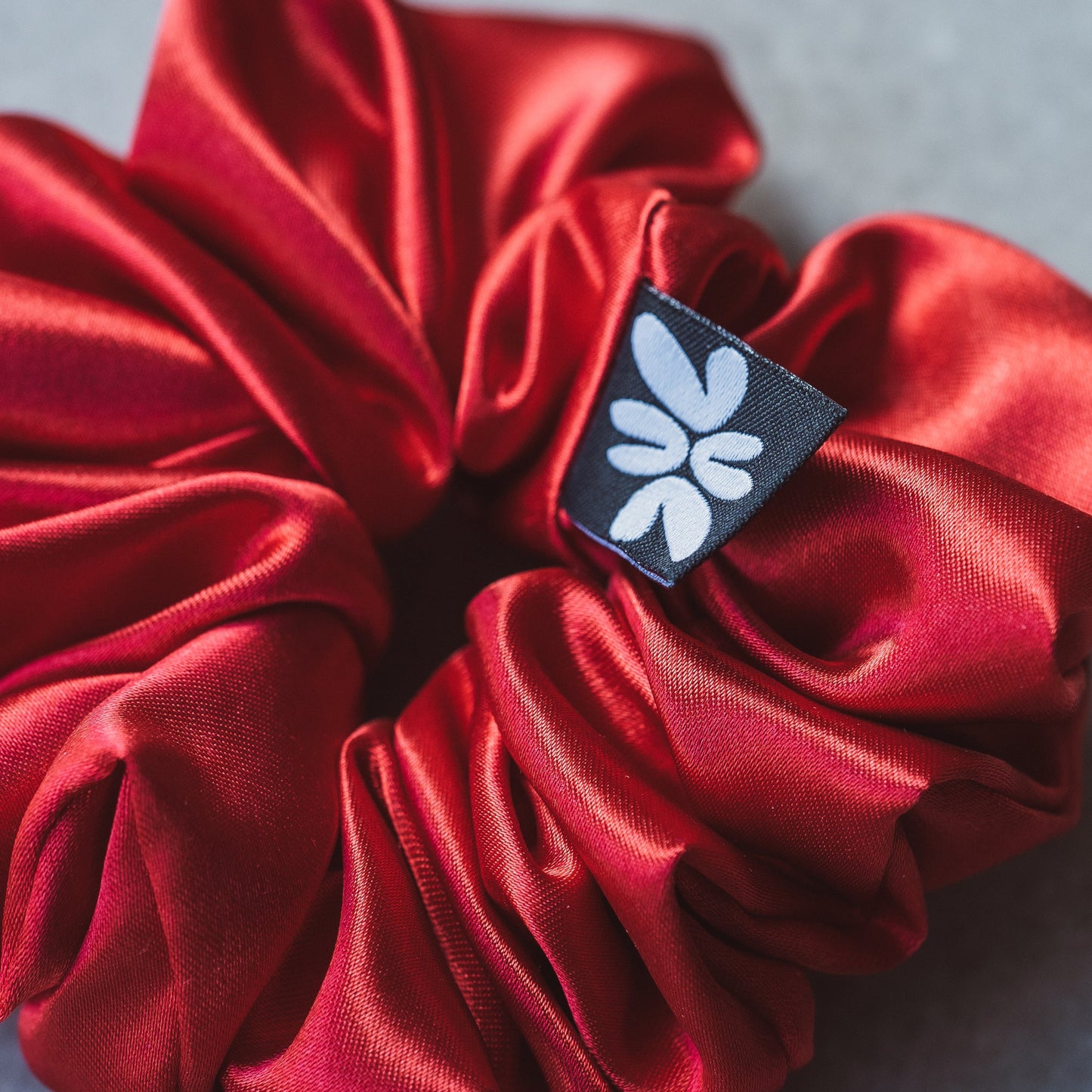 Small Scrunchies vonLina – kleine, schonende Haargummis. Ideal für dünnes Haar, Zöpfe, Half-Buns & Alltagsfrisuren. Stylisch, weich & haarschonend, bunt.
