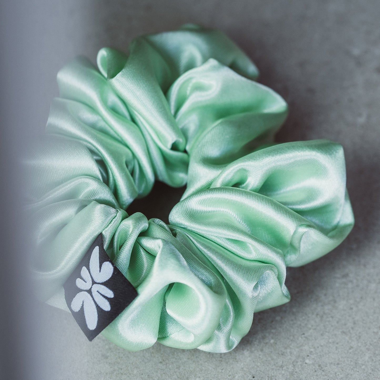 Small Scrunchies vonLina – kleine, schonende Haargummis. Ideal für dünnes Haar, Zöpfe, Half-Buns & Alltagsfrisuren. Stylisch, weich & haarschonend, bunt.