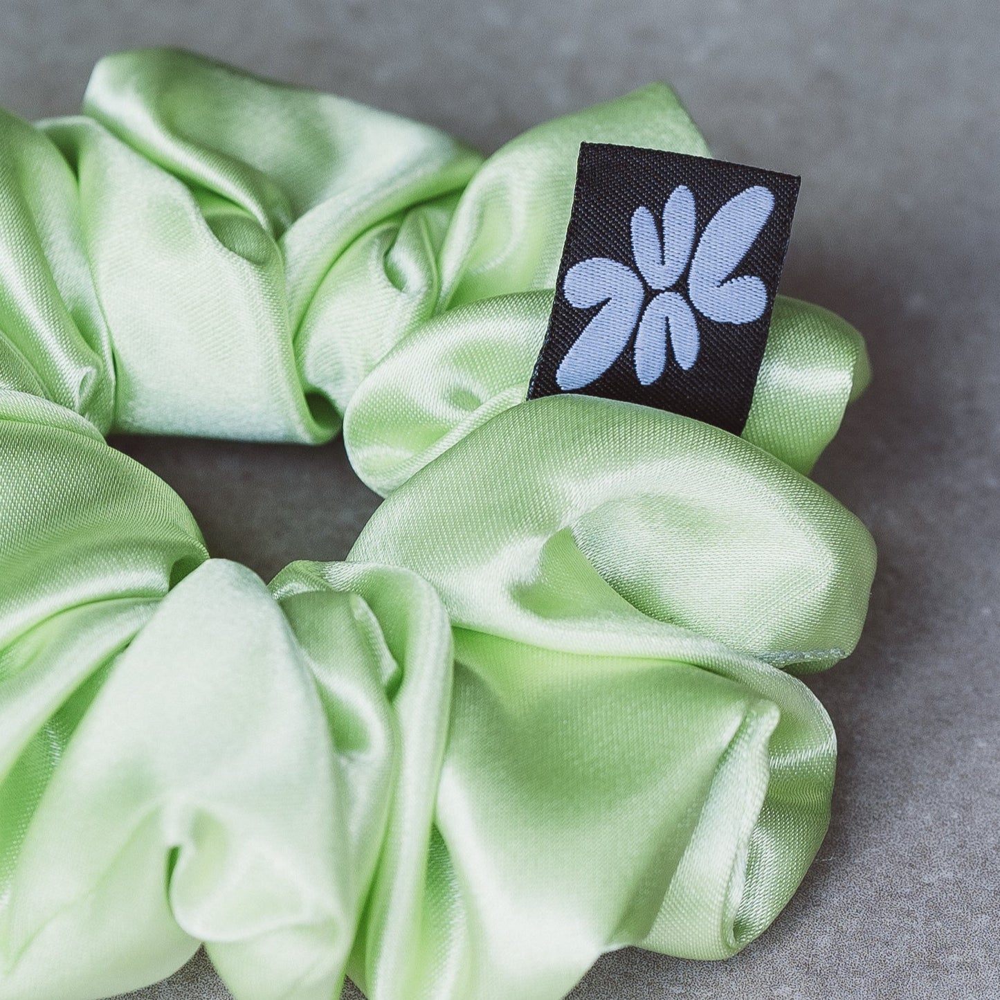 Small Scrunchies vonLina – kleine, schonende Haargummis. Ideal für dünnes Haar, Zöpfe, Half-Buns & Alltagsfrisuren. Stylisch, weich & haarschonend, bunt.