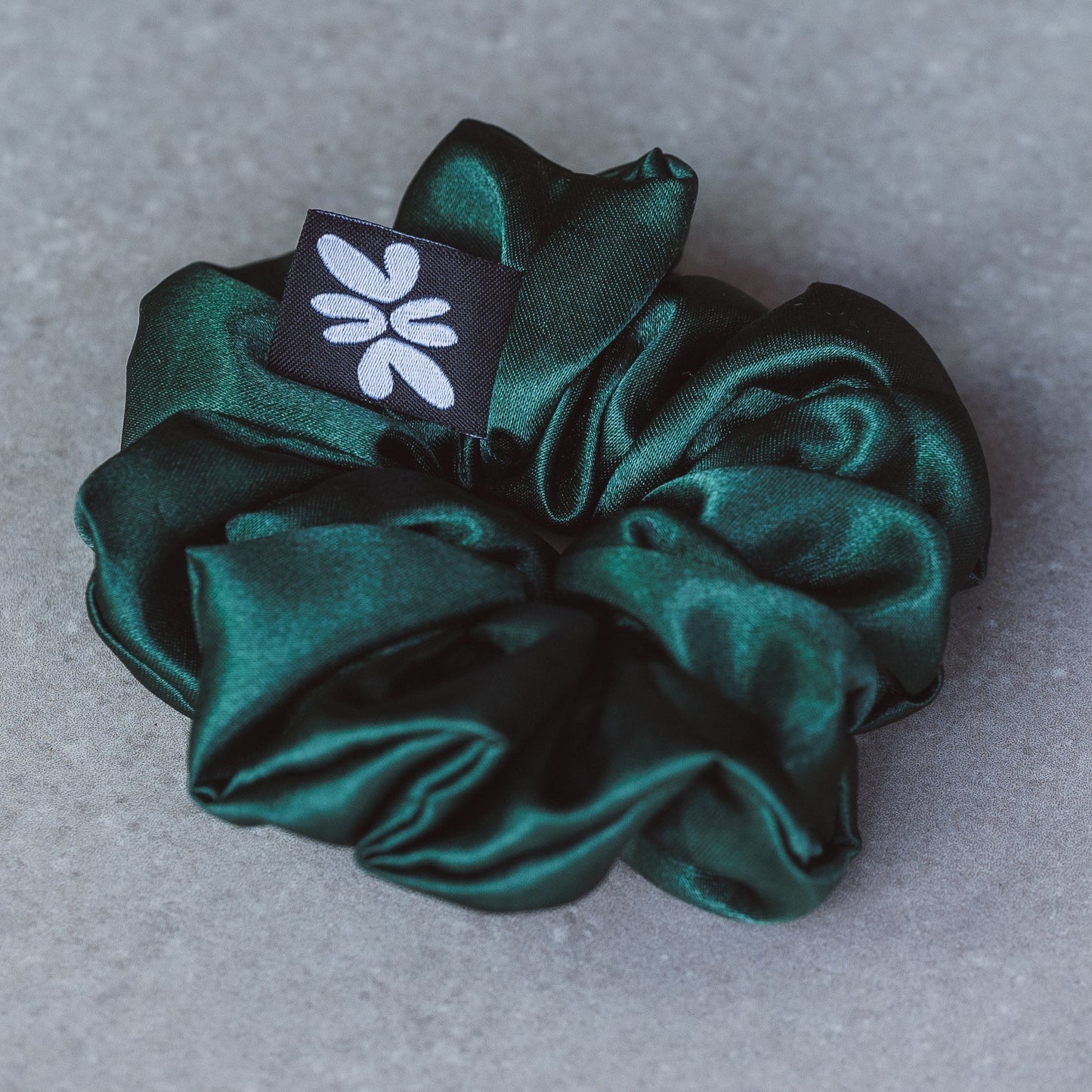 Small Scrunchies vonLina – kleine, schonende Haargummis. Ideal für dünnes Haar, Zöpfe, Half-Buns & Alltagsfrisuren. Stylisch, weich & haarschonend, bunt.