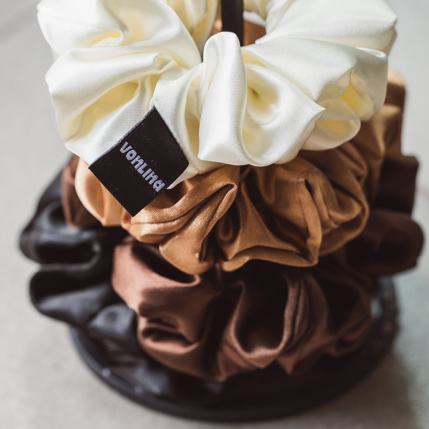 Small Scrunchies vonLina – kleine, schonende Haargummis. Ideal für dünnes Haar, Zöpfe, Half-Buns & Alltagsfrisuren. Stylisch, weich & haarschonend, bunt.