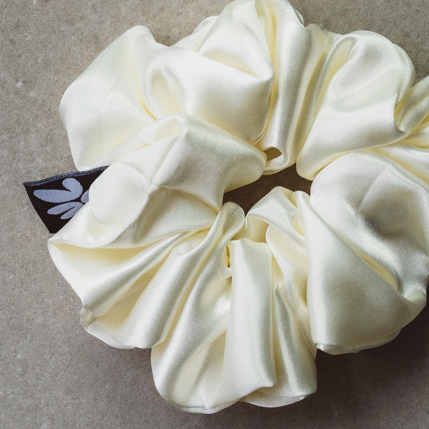 Small Scrunchies vonLina – kleine, schonende Haargummis. Ideal für dünnes Haar, Zöpfe, Half-Buns & Alltagsfrisuren. Stylisch, weich & haarschonend, bunt.