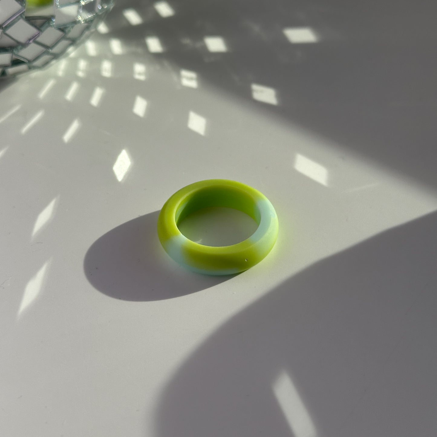 Ringe aus Acrylharz vonLina – bunte, handgemachte Statement-Ringe im Chunky Look. Leicht, auffällig & perfekt für kreative Outfits, Selflove & verspielte Styles.
