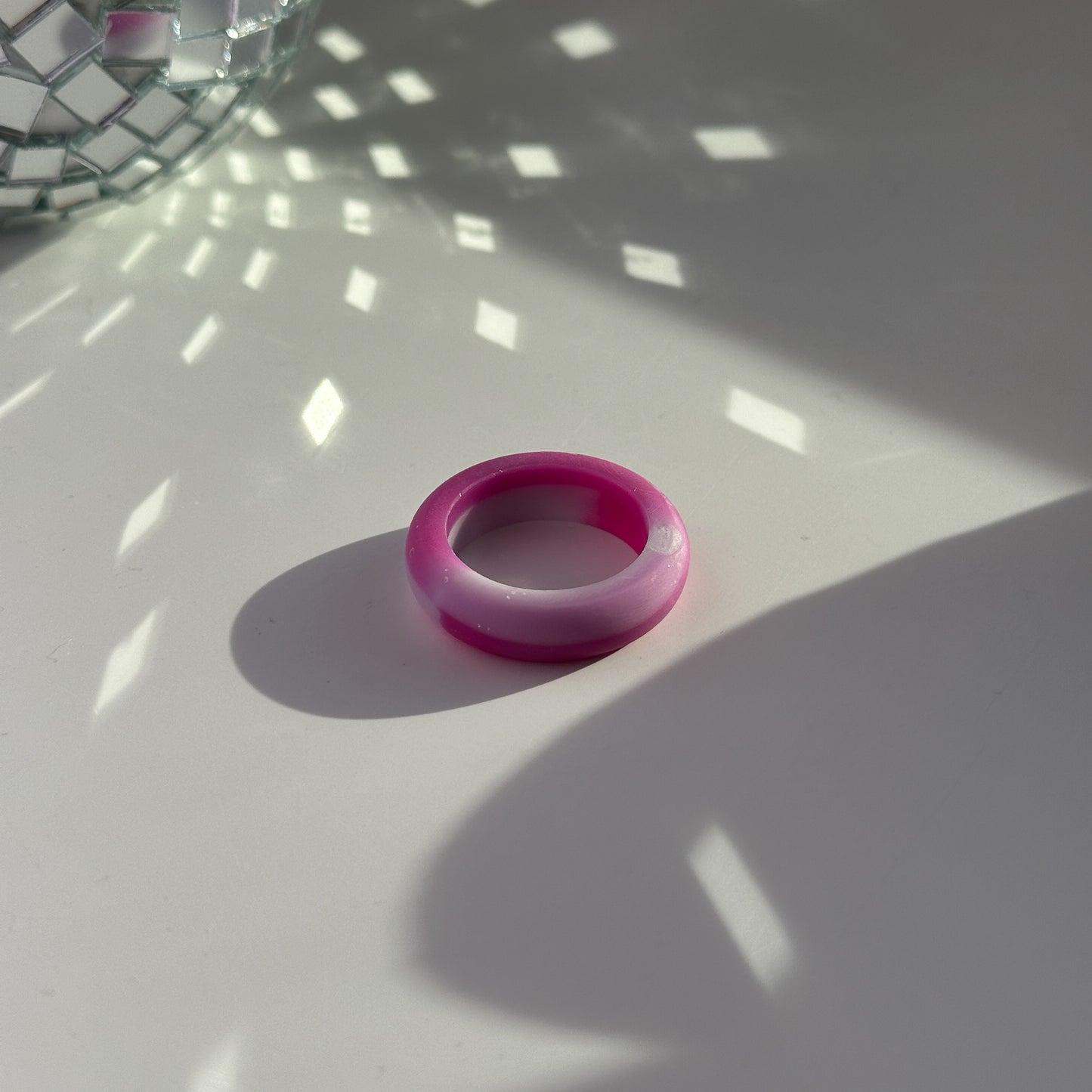 Ringe aus Acrylharz vonLina – bunte, handgemachte Statement-Ringe im Chunky Look. Leicht, auffällig & perfekt für kreative Outfits, Selflove & verspielte Styles.