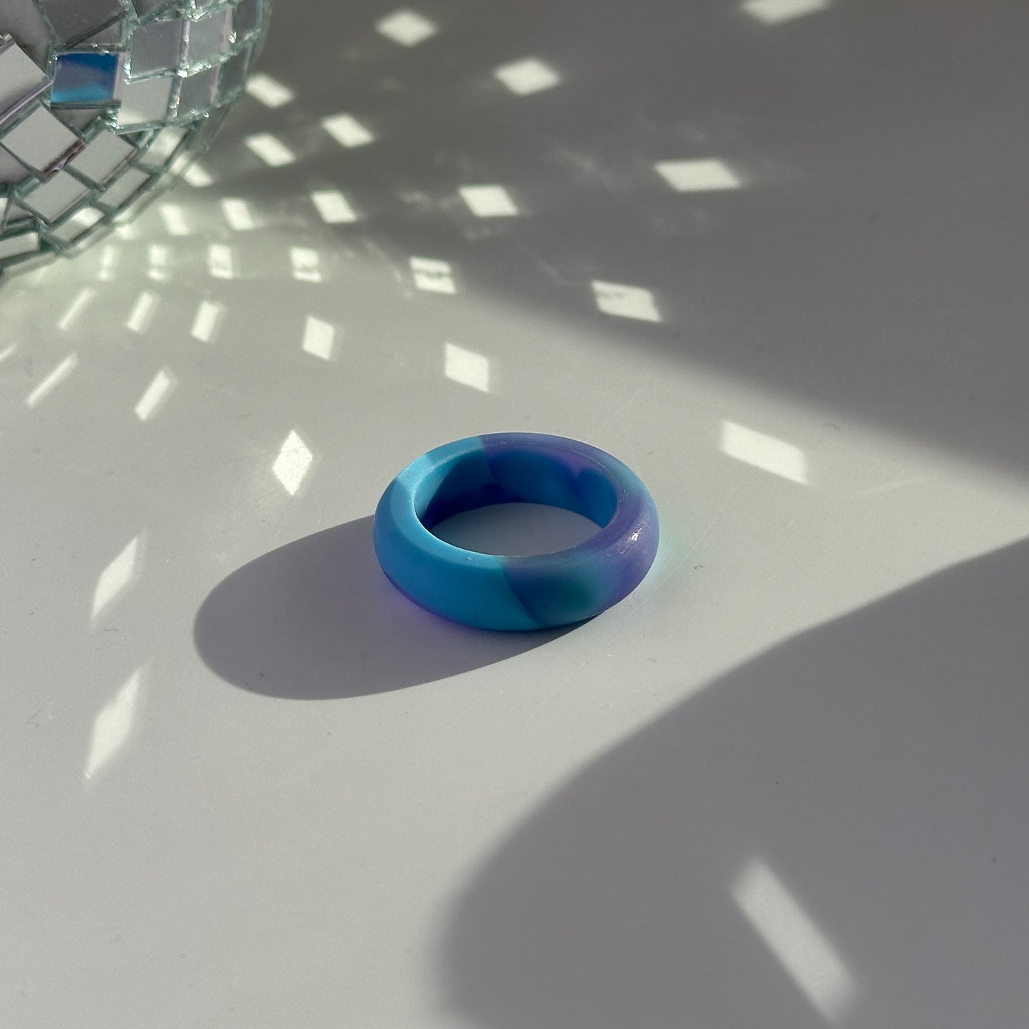 Ringe aus Acrylharz vonLina – bunte, handgemachte Statement-Ringe im Chunky Look. Leicht, auffällig & perfekt für kreative Outfits, Selflove & verspielte Styles.