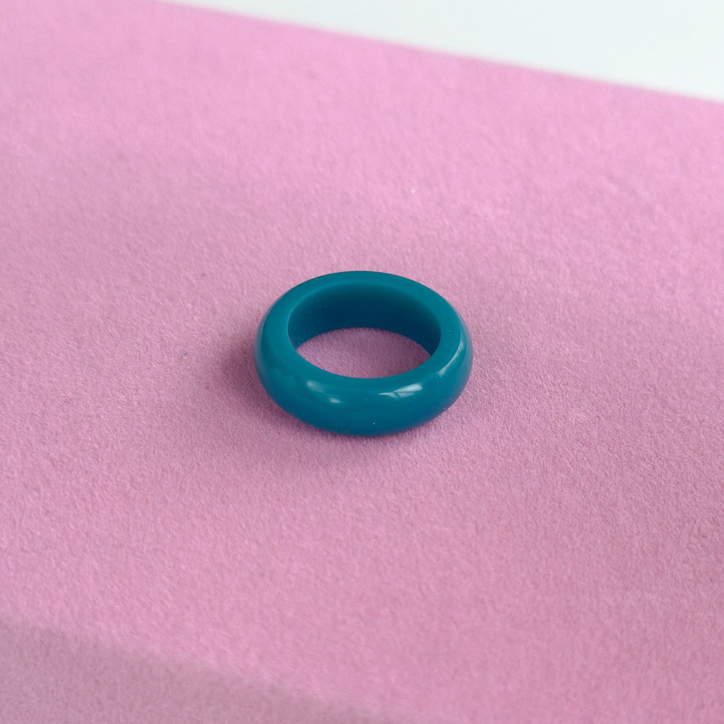 Ringe aus Acrylharz vonLina – bunte, handgemachte Statement-Ringe im Chunky Look. Leicht, auffällig & perfekt für kreative Outfits, Selflove & verspielte Styles.