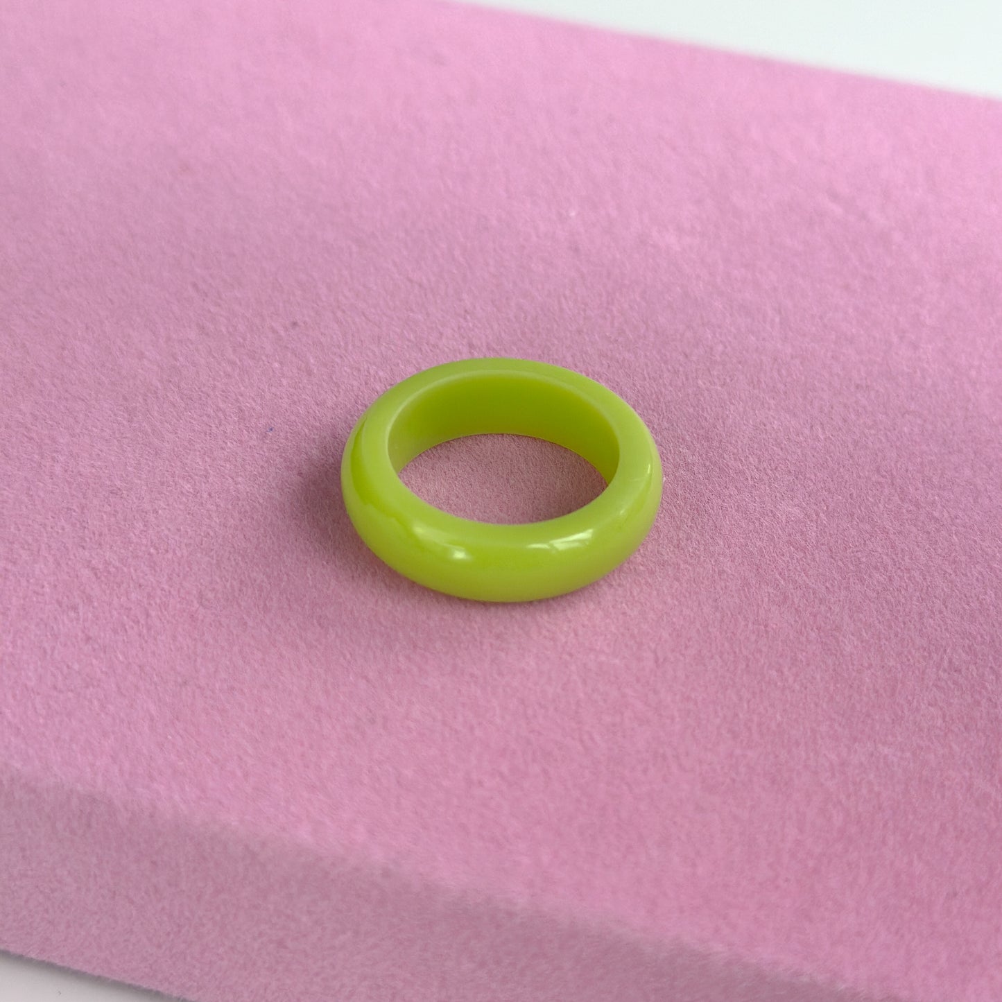 Ringe aus Acrylharz vonLina – bunte, handgemachte Statement-Ringe im Chunky Look. Leicht, auffällig & perfekt für kreative Outfits, Selflove & verspielte Styles.
