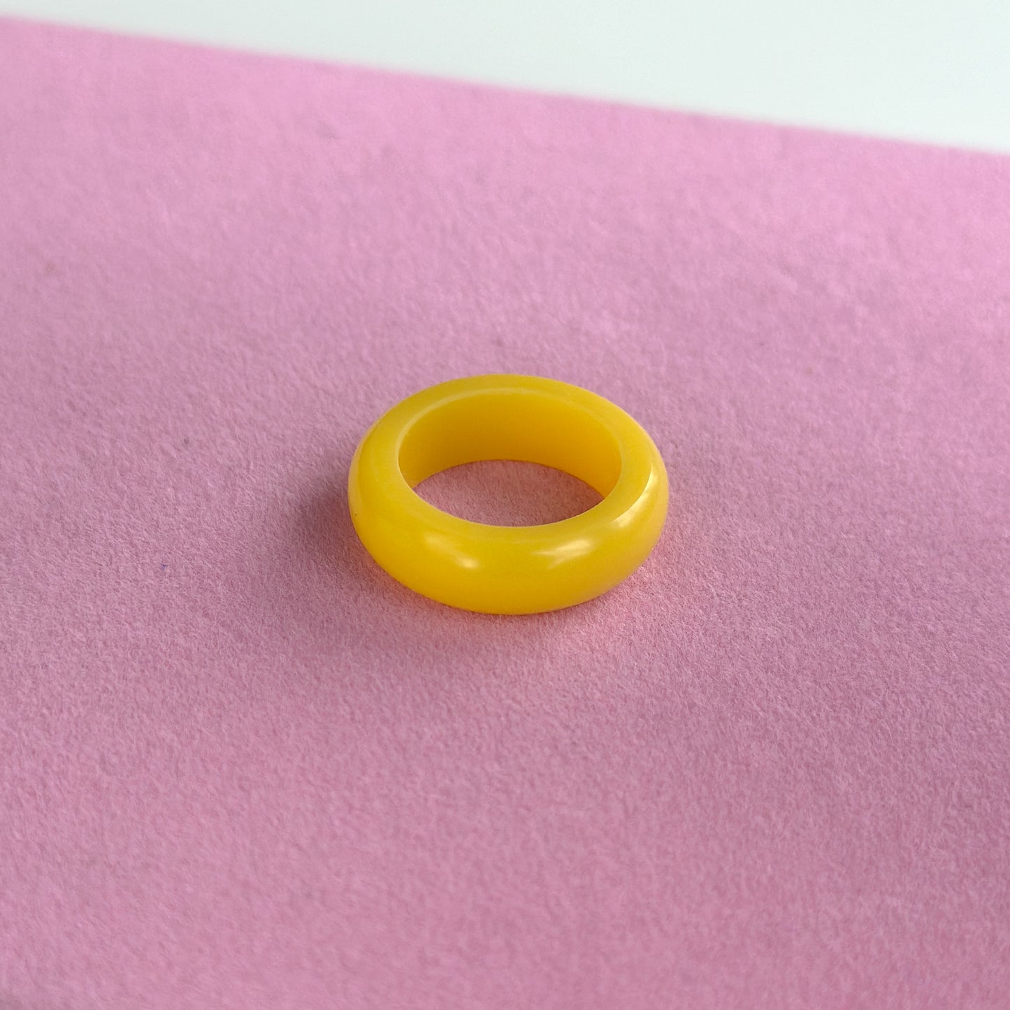 Ringe aus Acrylharz vonLina – bunte, handgemachte Statement-Ringe im Chunky Look. Leicht, auffällig & perfekt für kreative Outfits, Selflove & verspielte Styles.