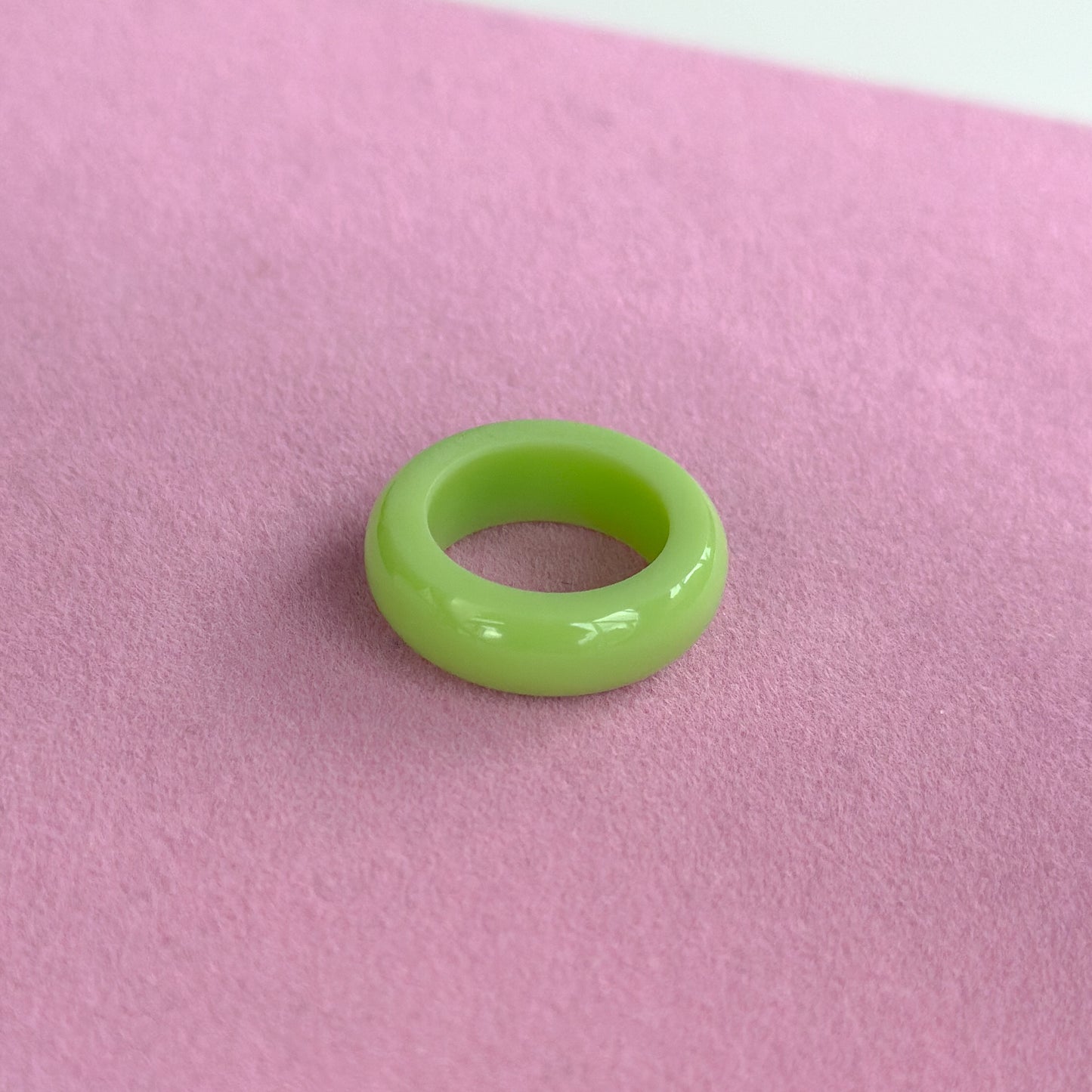 Ringe aus Acrylharz vonLina – bunte, handgemachte Statement-Ringe im Chunky Look. Leicht, auffällig & perfekt für kreative Outfits, Selflove & verspielte Styles.