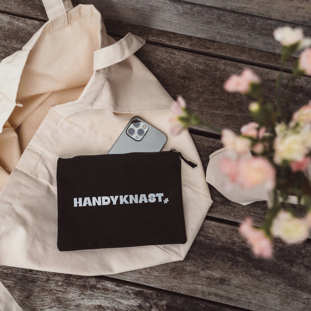 HANDYKNAST vonLina – schwarzer Smartphone-Knast aus Stoff (22 × 16 cm) für alle gängigen Handys. Gegen Handysucht & Bildschirmzeit. Ideal für Digital Detox, Quality Time & echte Gespräche. Baumwolltäschchen