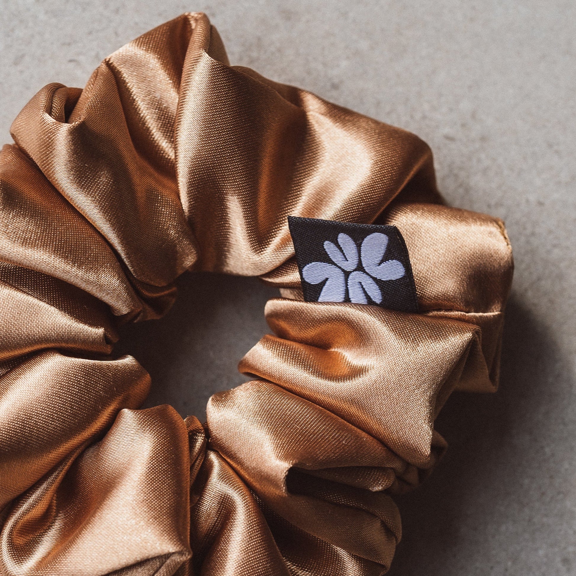 Small Scrunchies vonLina – kleine, schonende Haargummis. Ideal für dünnes Haar, Zöpfe, Half-Buns & Alltagsfrisuren. Stylisch, weich & haarschonend, bunt.