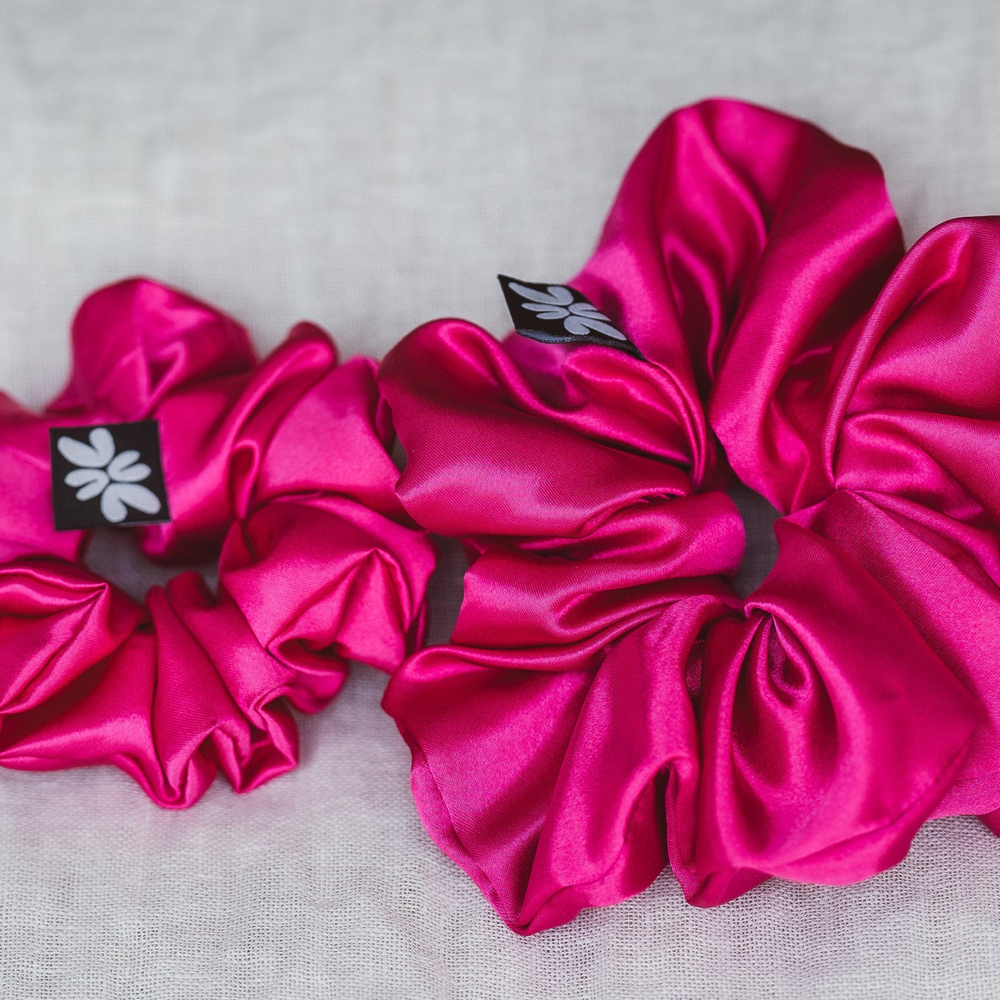 Small Scrunchies vonLina – kleine, schonende Haargummis. Ideal für dünnes Haar, Zöpfe, Half-Buns & Alltagsfrisuren. Stylisch, weich & haarschonend, bunt.