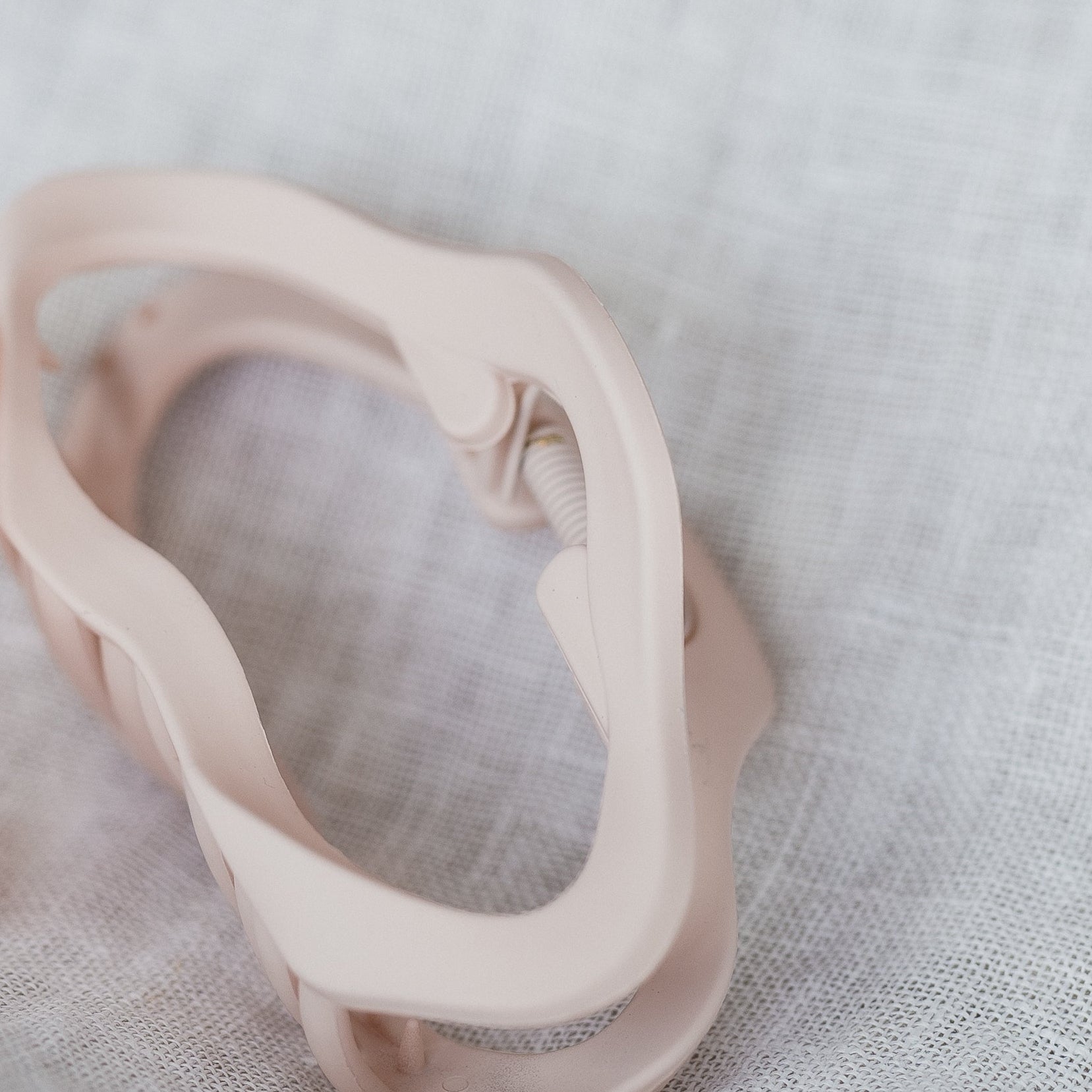 Haarklammer vonLina – stabile, große Haarspange für Locken, dickes oder langes Haar. Perfekt für schnelle Dutts, Half-Buns & stylische Hairstyles im Alltag. vonlina