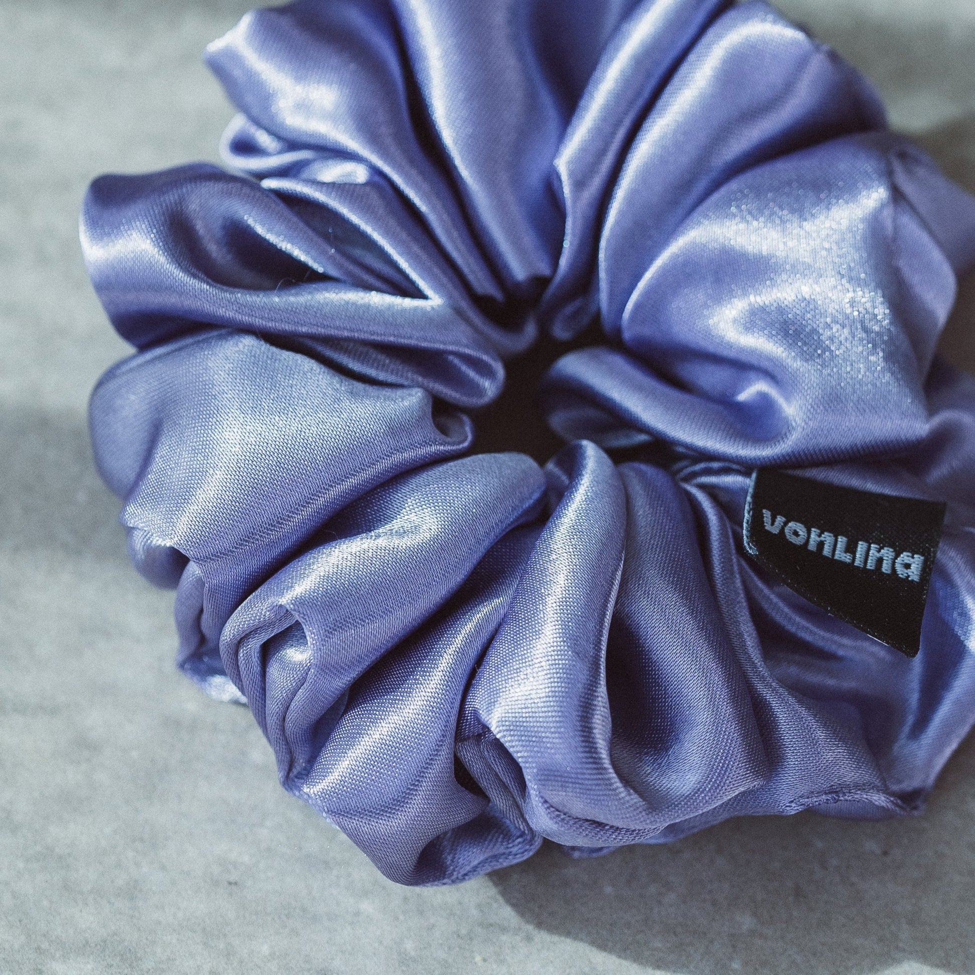 Small Scrunchies vonLina – kleine, schonende Haargummis. Ideal für dünnes Haar, Zöpfe, Half-Buns & Alltagsfrisuren. Stylisch, weich & haarschonend, bunt.