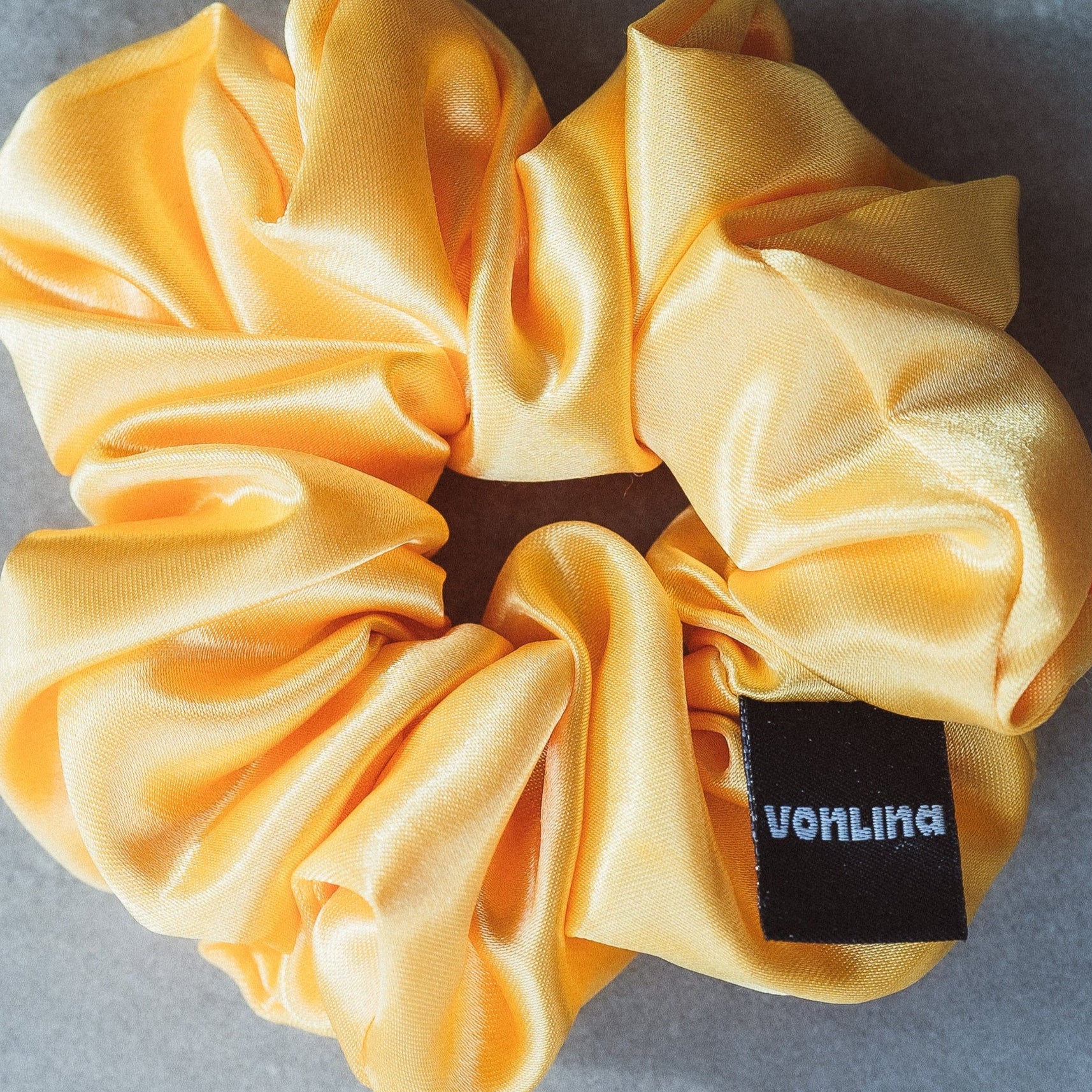 Small Scrunchies vonLina – kleine, schonende Haargummis. Ideal für dünnes Haar, Zöpfe, Half-Buns & Alltagsfrisuren. Stylisch, weich & haarschonend, bunt.