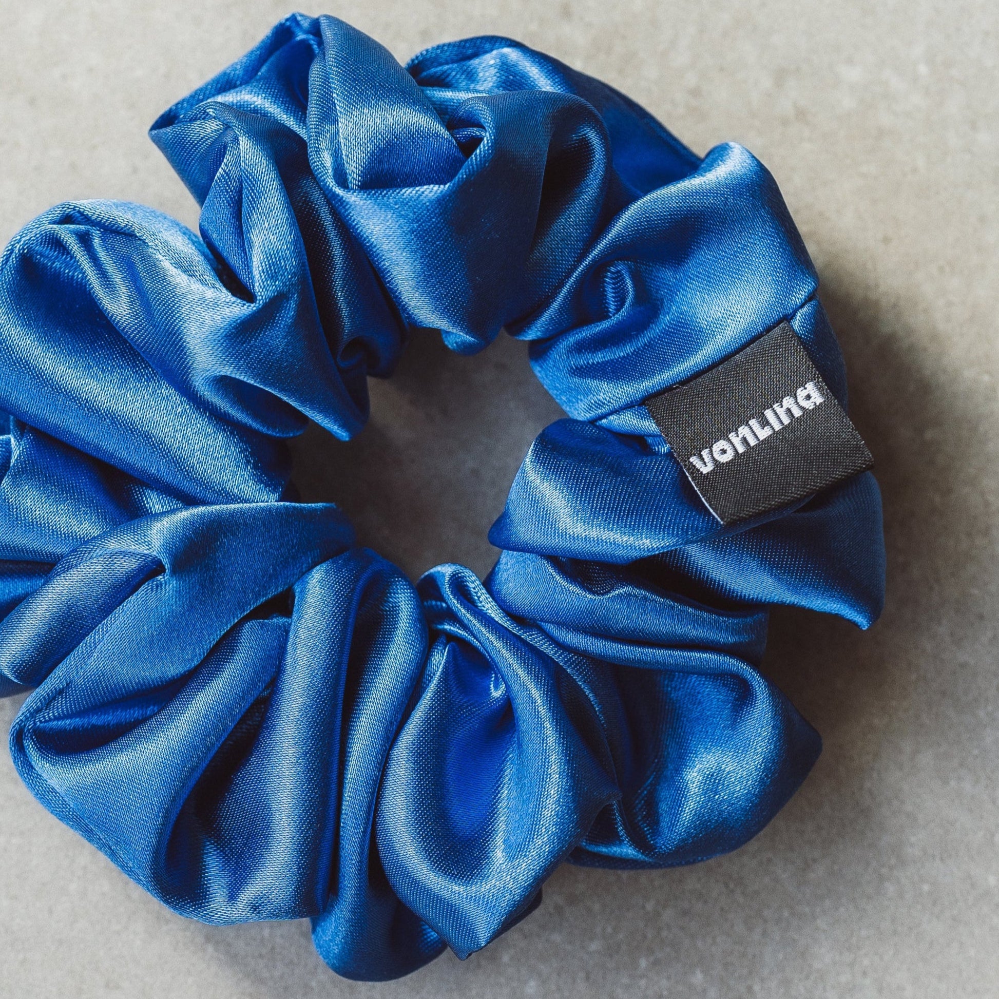Small Scrunchies vonLina – kleine, schonende Haargummis. Ideal für dünnes Haar, Zöpfe, Half-Buns & Alltagsfrisuren. Stylisch, weich & haarschonend, bunt.