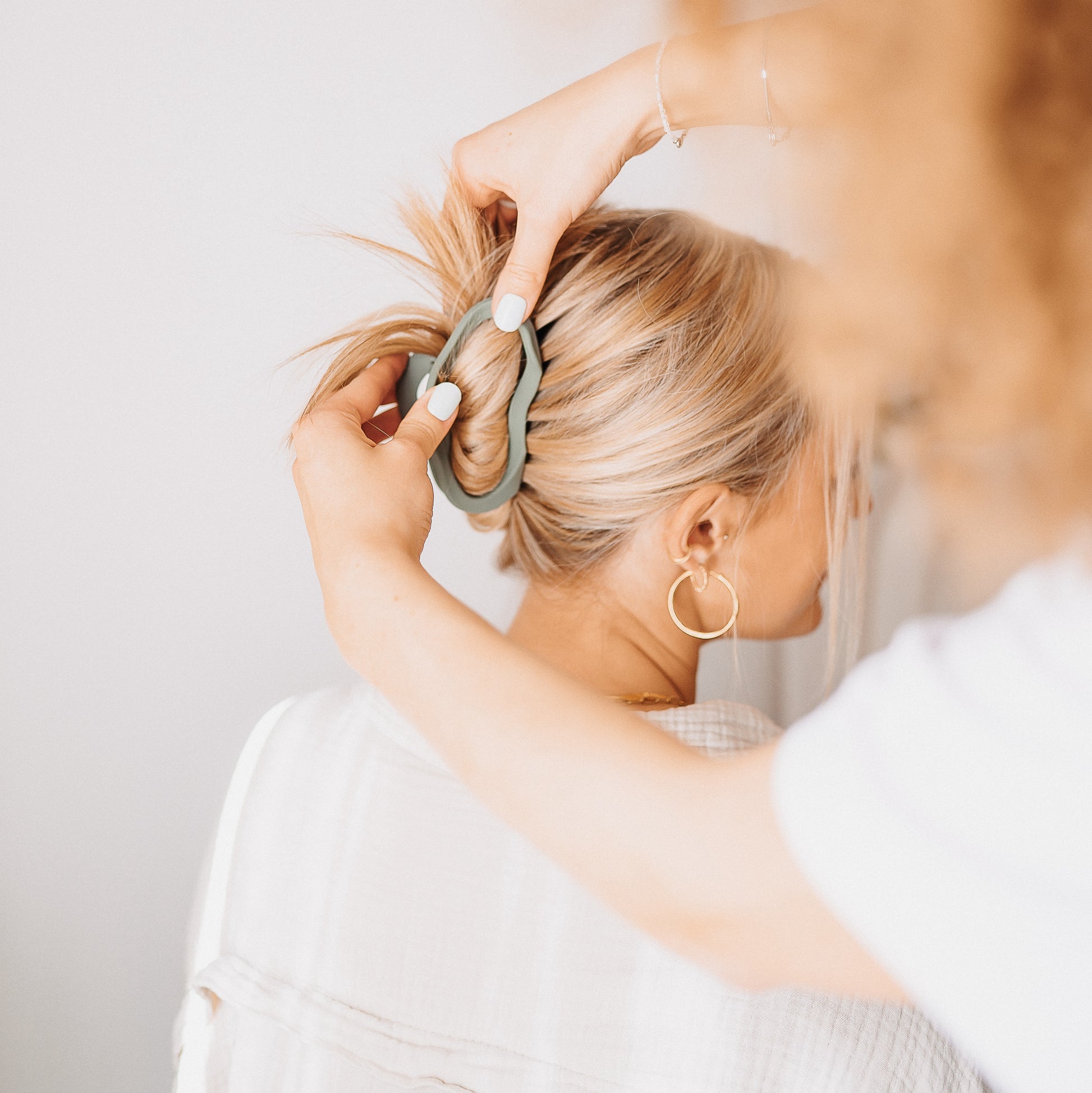 Haarklammer vonLina – stabile, große Haarspange für Locken, dickes oder langes Haar. Perfekt für schnelle Dutts, Half-Buns & stylische Hairstyles im Alltag. vonlina