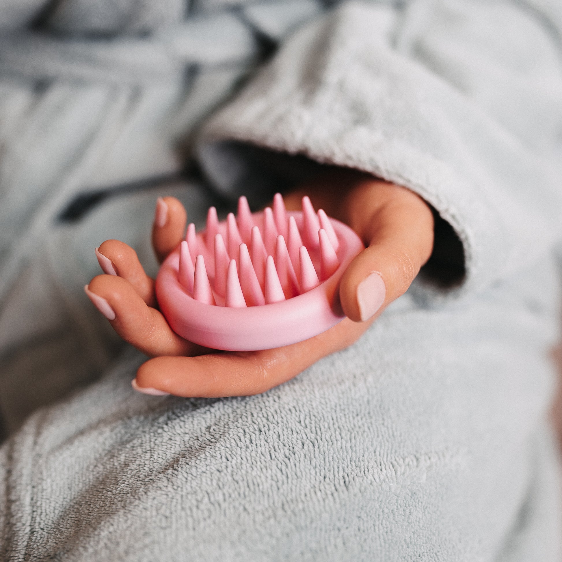 Massage Dings vonLina - Massagebürste für die Kopfhaut – ideal zur Kopfhautpflege, Haarwäsche & Durchblutung. Fördert Haarwachstum, entfernt Schuppen & sorgt für ein entspanntes, sauberes Gefühl. Perfekt für Locken, Curly Hair & tägliche Haarpflege.