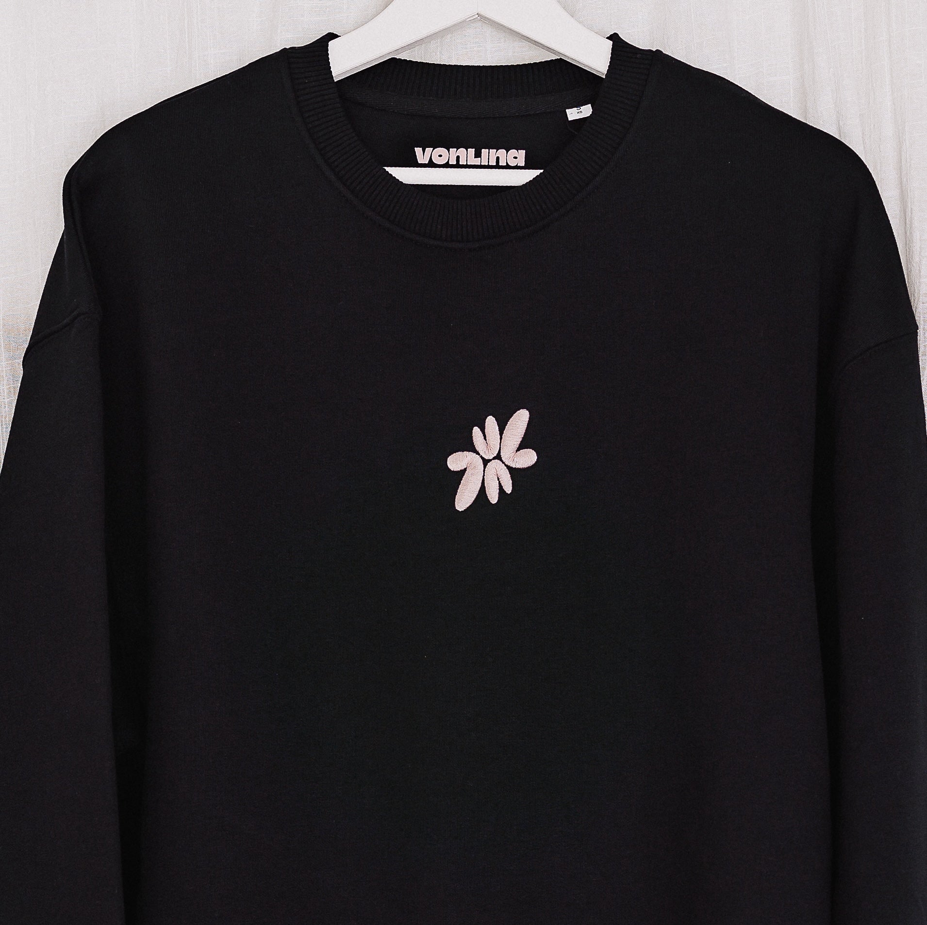 Dieser NICE SWEATER #1.0 vonLina besteht aus 85% gekämmter ringgesponnener Bio-Baumwolle, 15% recyceltem Polyester. Die Ärmel des Sweaters sind bei beiden Größen oversized geschnittenen, was den Pulli super gemütlich macht. Außerdem ist der Sweater schön dick und warm. Das&nbsp;nice&nbsp;an diesem Piece&nbsp;ist übrigens, dass das Logo auf der Vorderseite aufgestickt ist, was den Pulli vonLina superduper besonders macht!