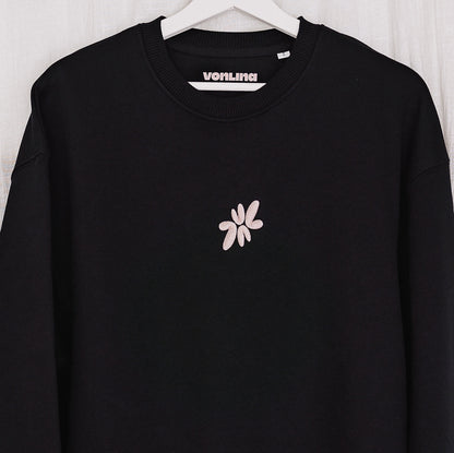 Dieser NICE SWEATER #1.0 vonLina besteht aus 85% gekämmter ringgesponnener Bio-Baumwolle, 15% recyceltem Polyester. Die Ärmel des Sweaters sind bei beiden Größen oversized geschnittenen, was den Pulli super gemütlich macht. Außerdem ist der Sweater schön dick und warm. Das&nbsp;nice&nbsp;an diesem Piece&nbsp;ist übrigens, dass das Logo auf der Vorderseite aufgestickt ist, was den Pulli vonLina superduper besonders macht!