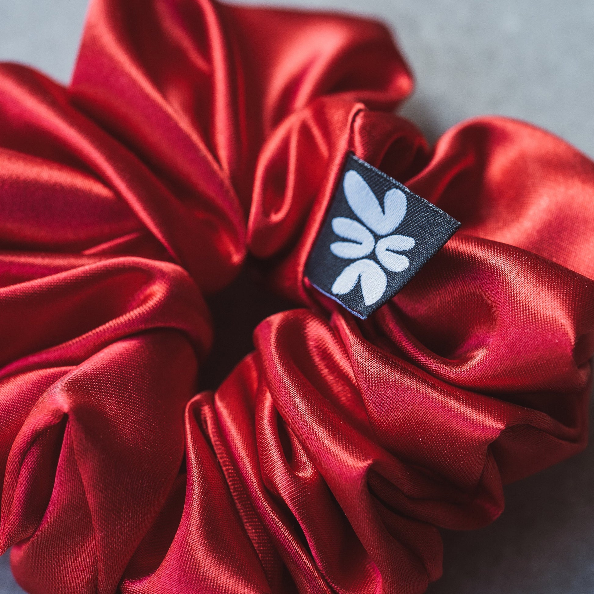 Small Scrunchies vonLina – kleine, schonende Haargummis. Ideal für dünnes Haar, Zöpfe, Half-Buns & Alltagsfrisuren. Stylisch, weich & haarschonend, bunt.