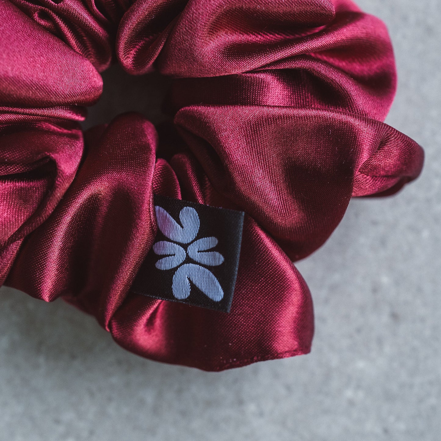 Small Scrunchies vonLina – kleine, schonende Haargummis. Ideal für dünnes Haar, Zöpfe, Half-Buns & Alltagsfrisuren. Stylisch, weich & haarschonend, bunt.