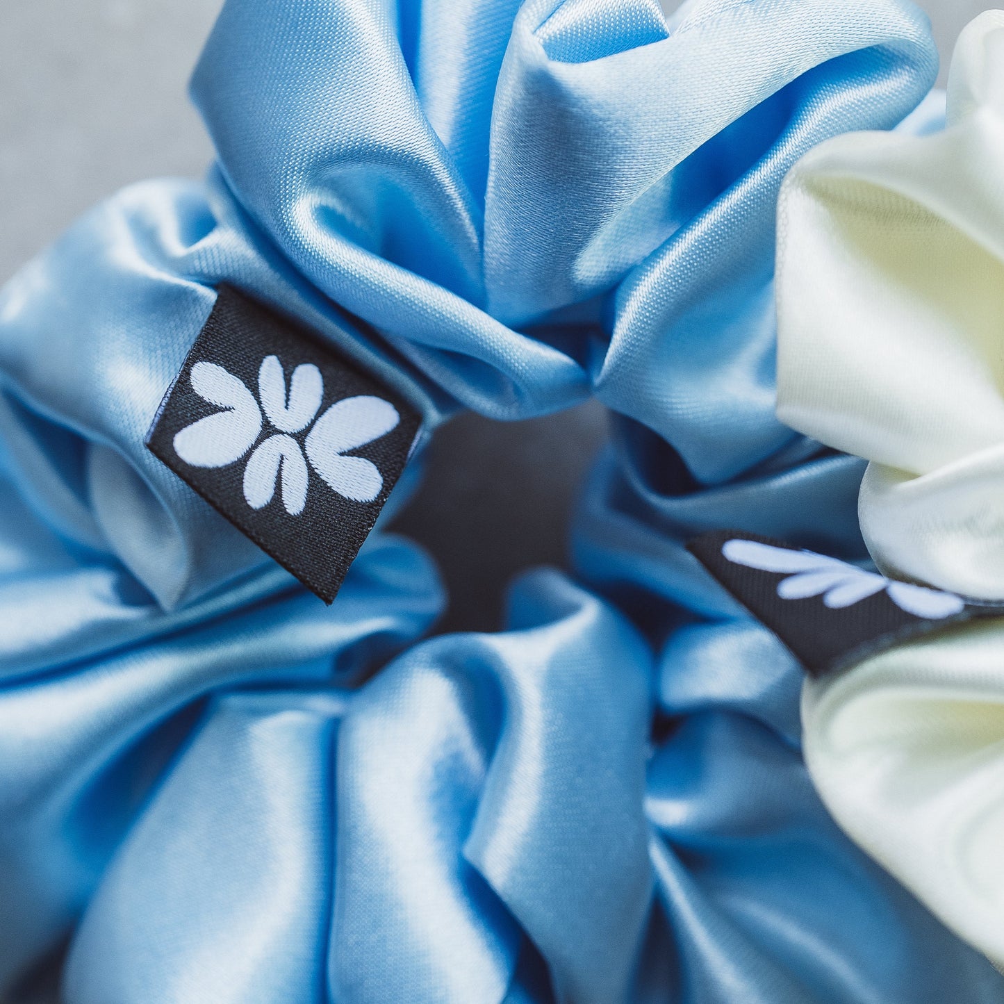 Small Scrunchies vonLina – kleine, schonende Haargummis. Ideal für dünnes Haar, Zöpfe, Half-Buns & Alltagsfrisuren. Stylisch, weich & haarschonend, bunt.