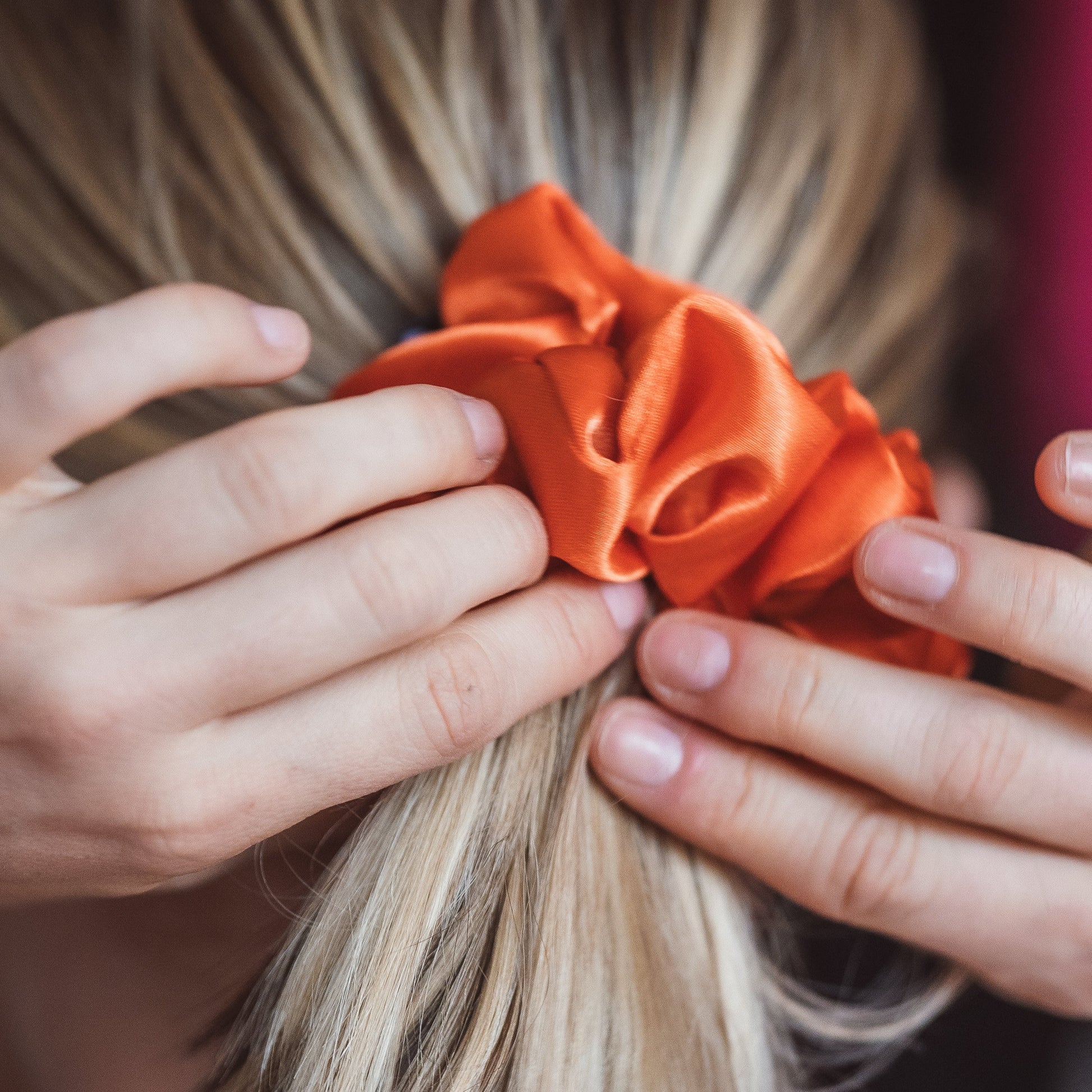 Small Scrunchies vonLina – kleine, schonende Haargummis. Ideal für dünnes Haar, Zöpfe, Half-Buns & Alltagsfrisuren. Stylisch, weich & haarschonend, bunt.