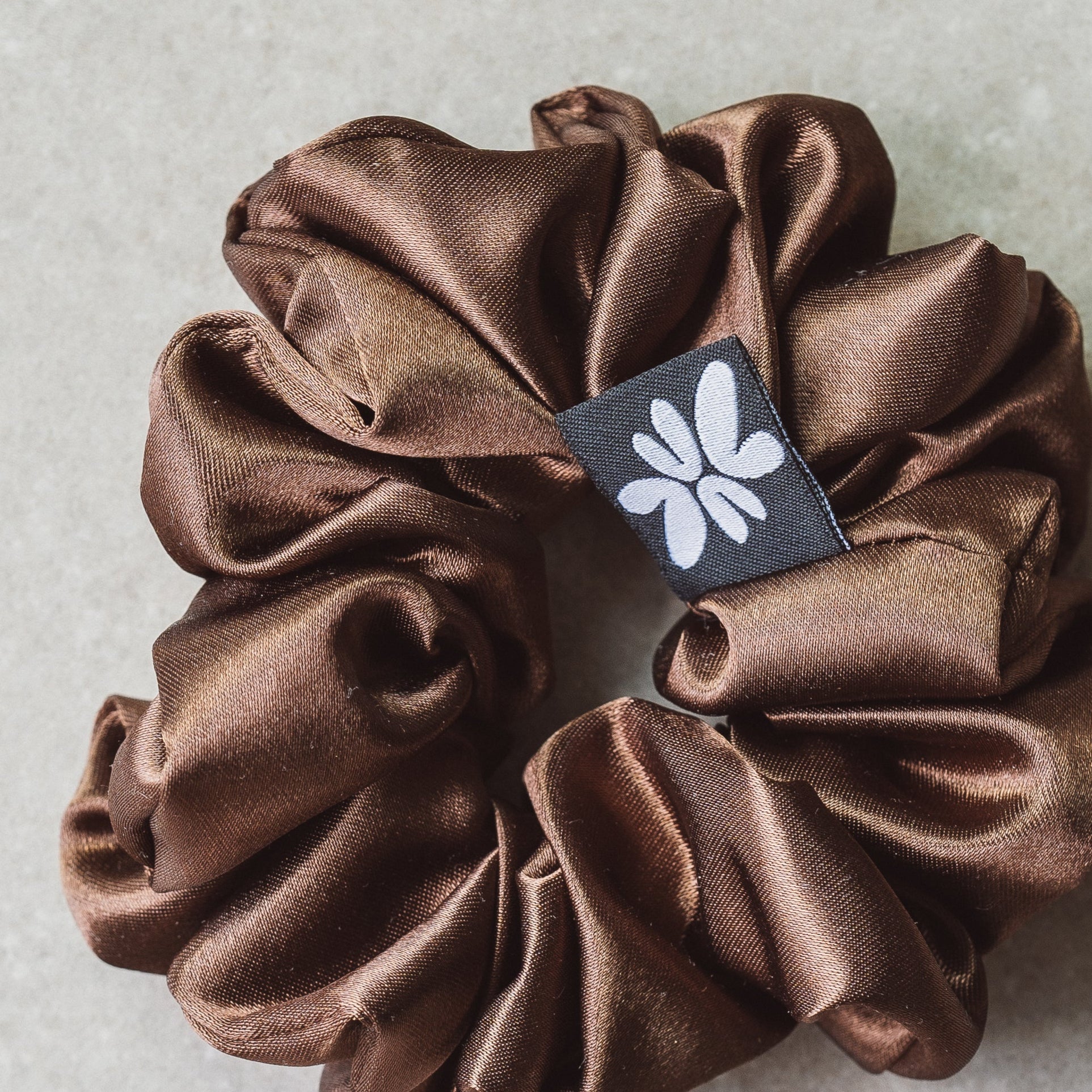 Small Scrunchies vonLina – kleine, schonende Haargummis. Ideal für dünnes Haar, Zöpfe, Half-Buns & Alltagsfrisuren. Stylisch, weich & haarschonend, bunt.