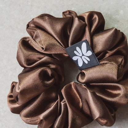 Small Scrunchies vonLina – kleine, schonende Haargummis. Ideal für dünnes Haar, Zöpfe, Half-Buns & Alltagsfrisuren. Stylisch, weich & haarschonend, bunt.