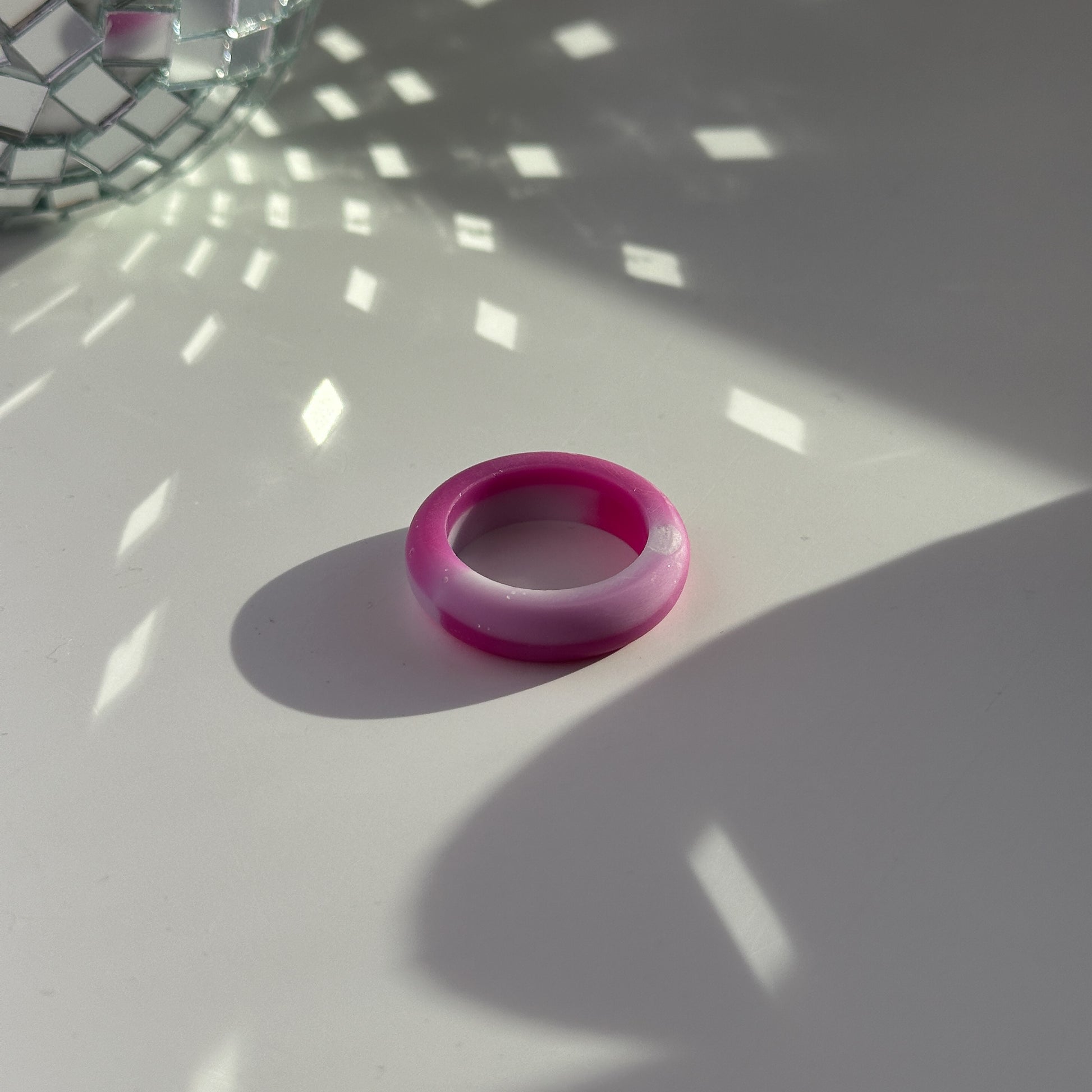 Ringe aus Acrylharz vonLina – bunte, handgemachte Statement-Ringe im Chunky Look. Leicht, auffällig & perfekt für kreative Outfits, Selflove & verspielte Styles.