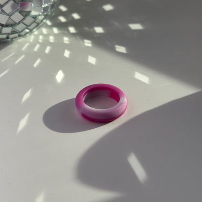 Ringe aus Acrylharz vonLina – bunte, handgemachte Statement-Ringe im Chunky Look. Leicht, auffällig & perfekt für kreative Outfits, Selflove & verspielte Styles.