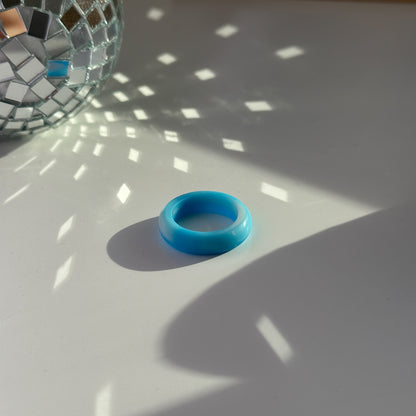 Ringe aus Acrylharz vonLina – bunte, handgemachte Statement-Ringe im Chunky Look. Leicht, auffällig & perfekt für kreative Outfits, Selflove & verspielte Styles.