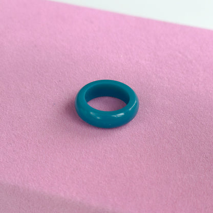 Ringe aus Acrylharz vonLina – bunte, handgemachte Statement-Ringe im Chunky Look. Leicht, auffällig & perfekt für kreative Outfits, Selflove & verspielte Styles.