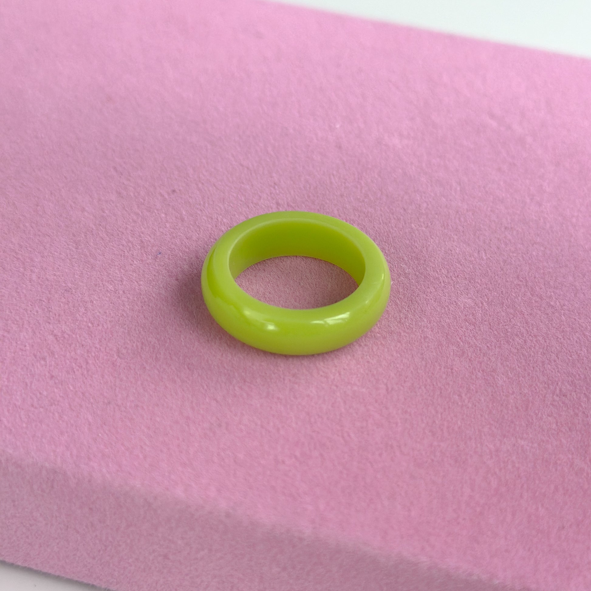 Ringe aus Acrylharz vonLina – bunte, handgemachte Statement-Ringe im Chunky Look. Leicht, auffällig & perfekt für kreative Outfits, Selflove & verspielte Styles.