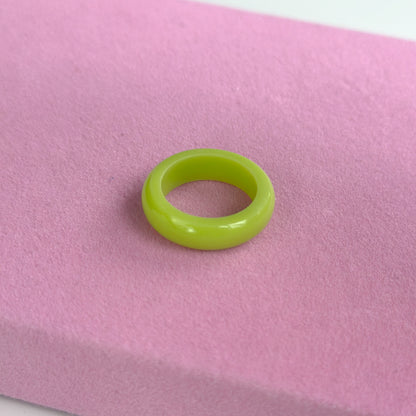 Ringe aus Acrylharz vonLina – bunte, handgemachte Statement-Ringe im Chunky Look. Leicht, auffällig & perfekt für kreative Outfits, Selflove & verspielte Styles.