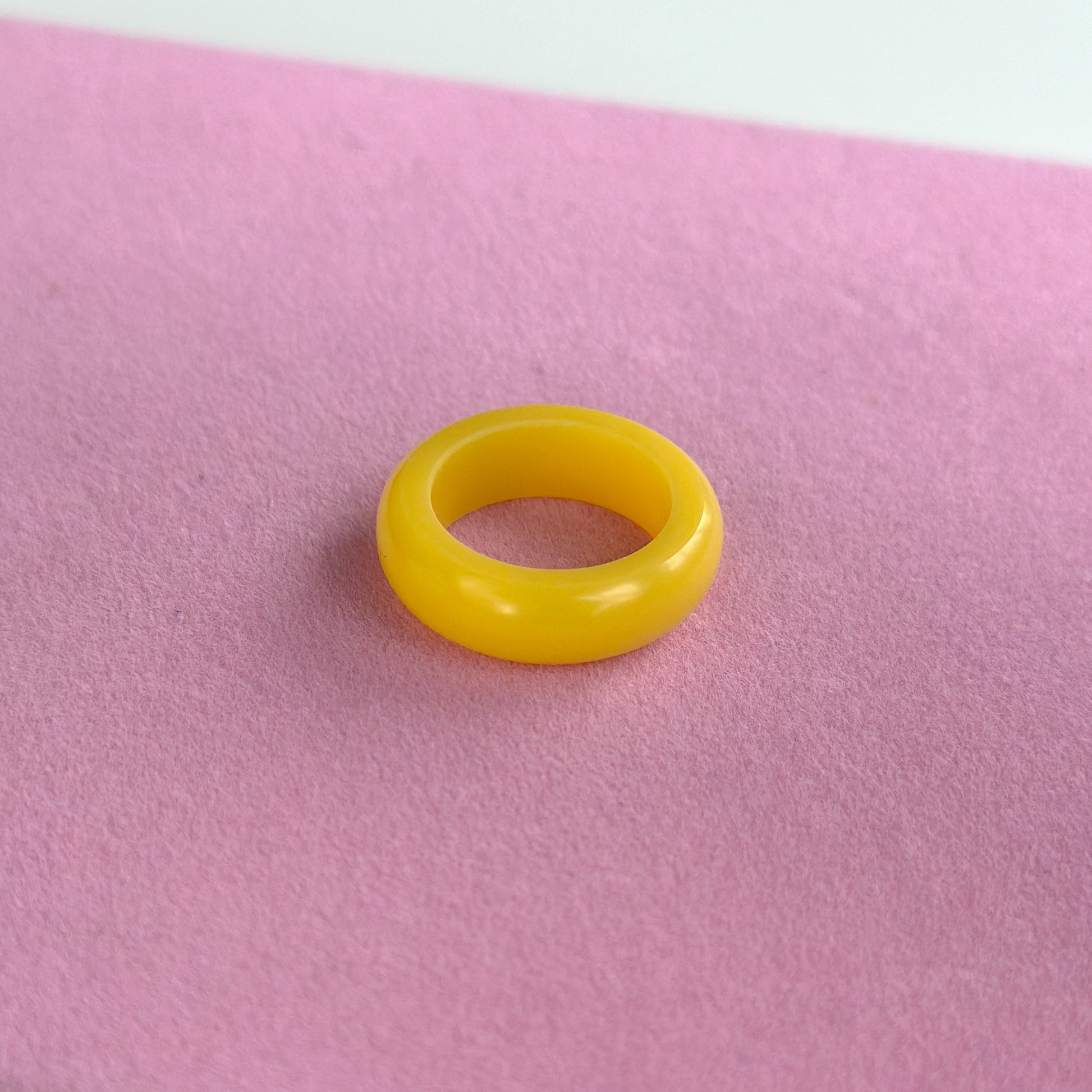 Ringe aus Acrylharz vonLina – bunte, handgemachte Statement-Ringe im Chunky Look. Leicht, auffällig & perfekt für kreative Outfits, Selflove & verspielte Styles.