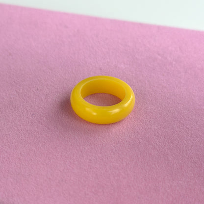 Ringe aus Acrylharz vonLina – bunte, handgemachte Statement-Ringe im Chunky Look. Leicht, auffällig & perfekt für kreative Outfits, Selflove & verspielte Styles.
