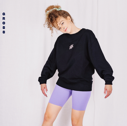 Dieser NICE SWEATER #1.0 vonLina besteht aus 85% gekämmter ringgesponnener Bio-Baumwolle, 15% recyceltem Polyester. Die Ärmel des Sweaters sind bei beiden Größen oversized geschnittenen, was den Pulli super gemütlich macht. Außerdem ist der Sweater schön dick und warm. Das&nbsp;nice&nbsp;an diesem Piece&nbsp;ist übrigens, dass das Logo auf der Vorderseite aufgestickt ist, was den Pulli vonLina superduper besonders macht!