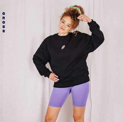 Dieser NICE SWEATER #1.0 vonLina besteht aus 85% gekämmter ringgesponnener Bio-Baumwolle, 15% recyceltem Polyester. Die Ärmel des Sweaters sind bei beiden Größen oversized geschnittenen, was den Pulli super gemütlich macht. Außerdem ist der Sweater schön dick und warm. Das&nbsp;nice&nbsp;an diesem Piece&nbsp;ist übrigens, dass das Logo auf der Vorderseite aufgestickt ist, was den Pulli vonLina superduper besonders macht!