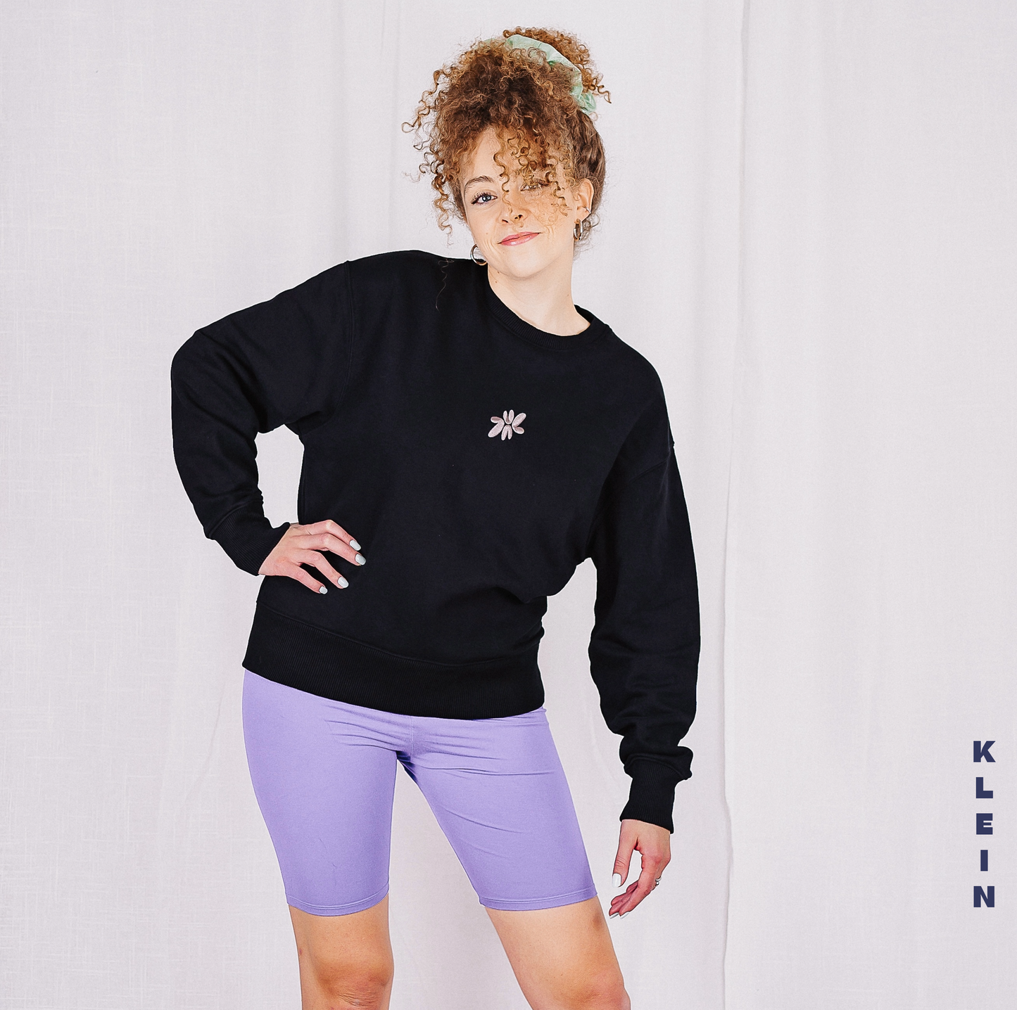 Dieser NICE SWEATER #1.0 vonLina besteht aus 85% gekämmter ringgesponnener Bio-Baumwolle, 15% recyceltem Polyester. Die Ärmel des Sweaters sind bei beiden Größen oversized geschnittenen, was den Pulli super gemütlich macht. Außerdem ist der Sweater schön dick und warm. Das&nbsp;nice&nbsp;an diesem Piece&nbsp;ist übrigens, dass das Logo auf der Vorderseite aufgestickt ist, was den Pulli vonLina superduper besonders macht!