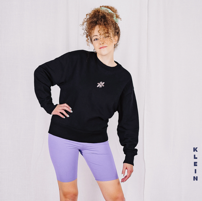 Dieser NICE SWEATER #1.0 vonLina besteht aus 85% gekämmter ringgesponnener Bio-Baumwolle, 15% recyceltem Polyester. Die Ärmel des Sweaters sind bei beiden Größen oversized geschnittenen, was den Pulli super gemütlich macht. Außerdem ist der Sweater schön dick und warm. Das&nbsp;nice&nbsp;an diesem Piece&nbsp;ist übrigens, dass das Logo auf der Vorderseite aufgestickt ist, was den Pulli vonLina superduper besonders macht!