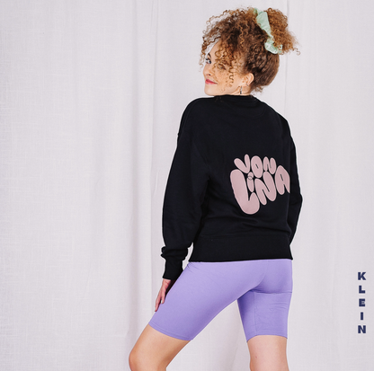 Dieser NICE SWEATER #1.0 vonLina besteht aus 85% gekämmter ringgesponnener Bio-Baumwolle, 15% recyceltem Polyester. Die Ärmel des Sweaters sind bei beiden Größen oversized geschnittenen, was den Pulli super gemütlich macht. Außerdem ist der Sweater schön dick und warm. Das&nbsp;nice&nbsp;an diesem Piece&nbsp;ist übrigens, dass das Logo auf der Vorderseite aufgestickt ist, was den Pulli vonLina superduper besonders macht!