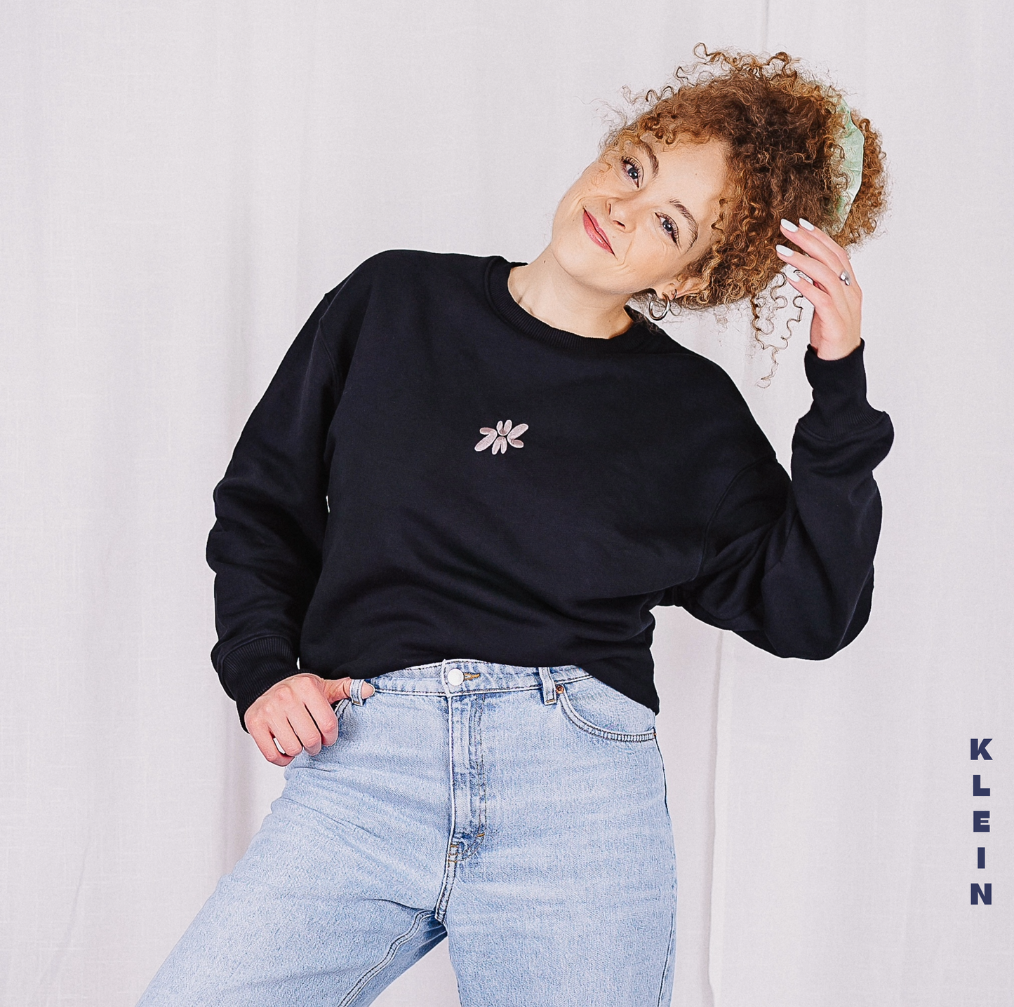 Dieser NICE SWEATER #1.0 vonLina besteht aus 85% gekämmter ringgesponnener Bio-Baumwolle, 15% recyceltem Polyester. Die Ärmel des Sweaters sind bei beiden Größen oversized geschnittenen, was den Pulli super gemütlich macht. Außerdem ist der Sweater schön dick und warm. Das&nbsp;nice&nbsp;an diesem Piece&nbsp;ist übrigens, dass das Logo auf der Vorderseite aufgestickt ist, was den Pulli vonLina superduper besonders macht!