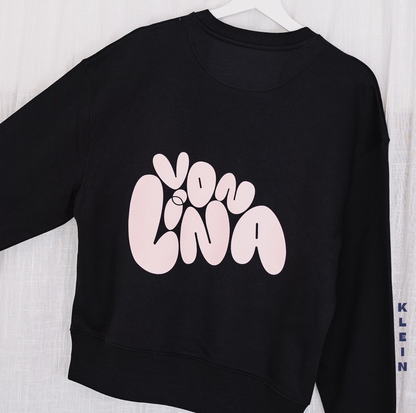 Dieser NICE SWEATER #1.0 vonLina besteht aus 85% gekämmter ringgesponnener Bio-Baumwolle, 15% recyceltem Polyester. Die Ärmel des Sweaters sind bei beiden Größen oversized geschnittenen, was den Pulli super gemütlich macht. Außerdem ist der Sweater schön dick und warm. Das&nbsp;nice&nbsp;an diesem Piece&nbsp;ist übrigens, dass das Logo auf der Vorderseite aufgestickt ist, was den Pulli vonLina superduper besonders macht!